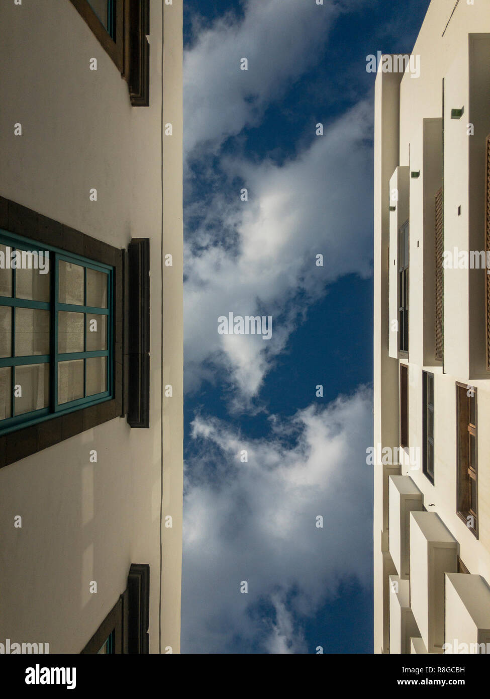 La fenêtre de style colonial, l'architecture typique, Arrecife, Lanzarote, îles Canaries. L'Espagne. Bue Ciel et nuages Banque D'Images