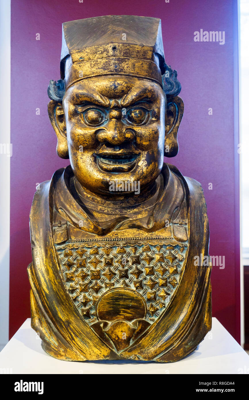 Le gilt-bronze tête d'un gardien bouddhiste figure - British Museum, Londres, Angleterre Banque D'Images