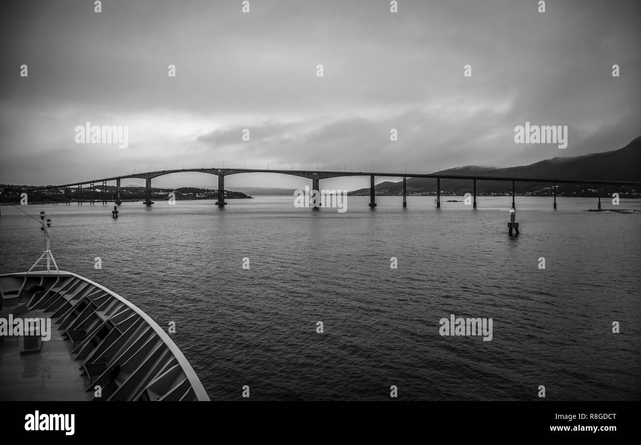 Fahrt mit dem Schiff unter einer Brücke à Finnsnes, Norwegen Banque D'Images