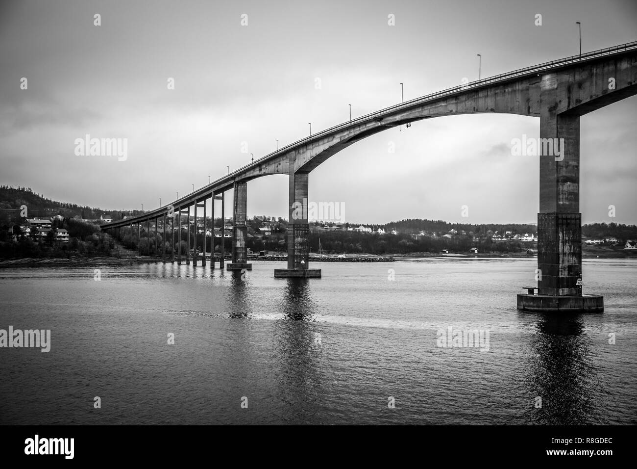 Fahrt mit dem Schiff unter einer Brücke à Finnsnes, Norwegen Banque D'Images