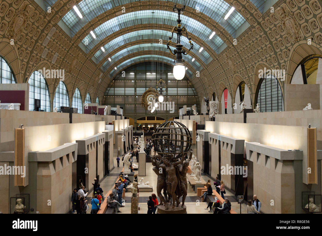 Le hall principal du Musée d'Orsay où les chefs-d'œuvre de la sculpture française du xixe siècle s'affichent. Au premier plan, "Les quatre parties du monde' (le Banque D'Images