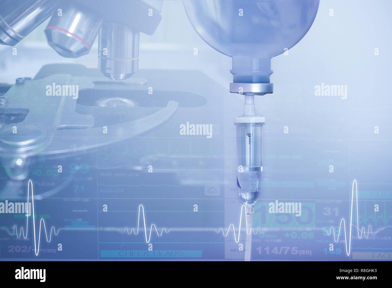 Double exposition de la solution saline normale et microscope, déchets, calcium intraveineux dégoulinant avec illustration de l'onde ecg Banque D'Images