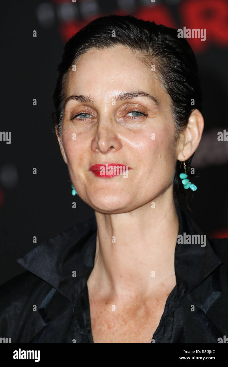 LOS ANGELES, CA, USA - Décembre 09 : Carrie-Anne Moss lors de la première mondiale de Disney Pictures et Lucasfilm's 'Star Wars : Le dernier des Jedi qui s'est tenue au Shrine Auditorium le 9 décembre 2017 à Los Angeles, Californie, États-Unis. (Photo par Xavier Collin/Image Press Office) Banque D'Images