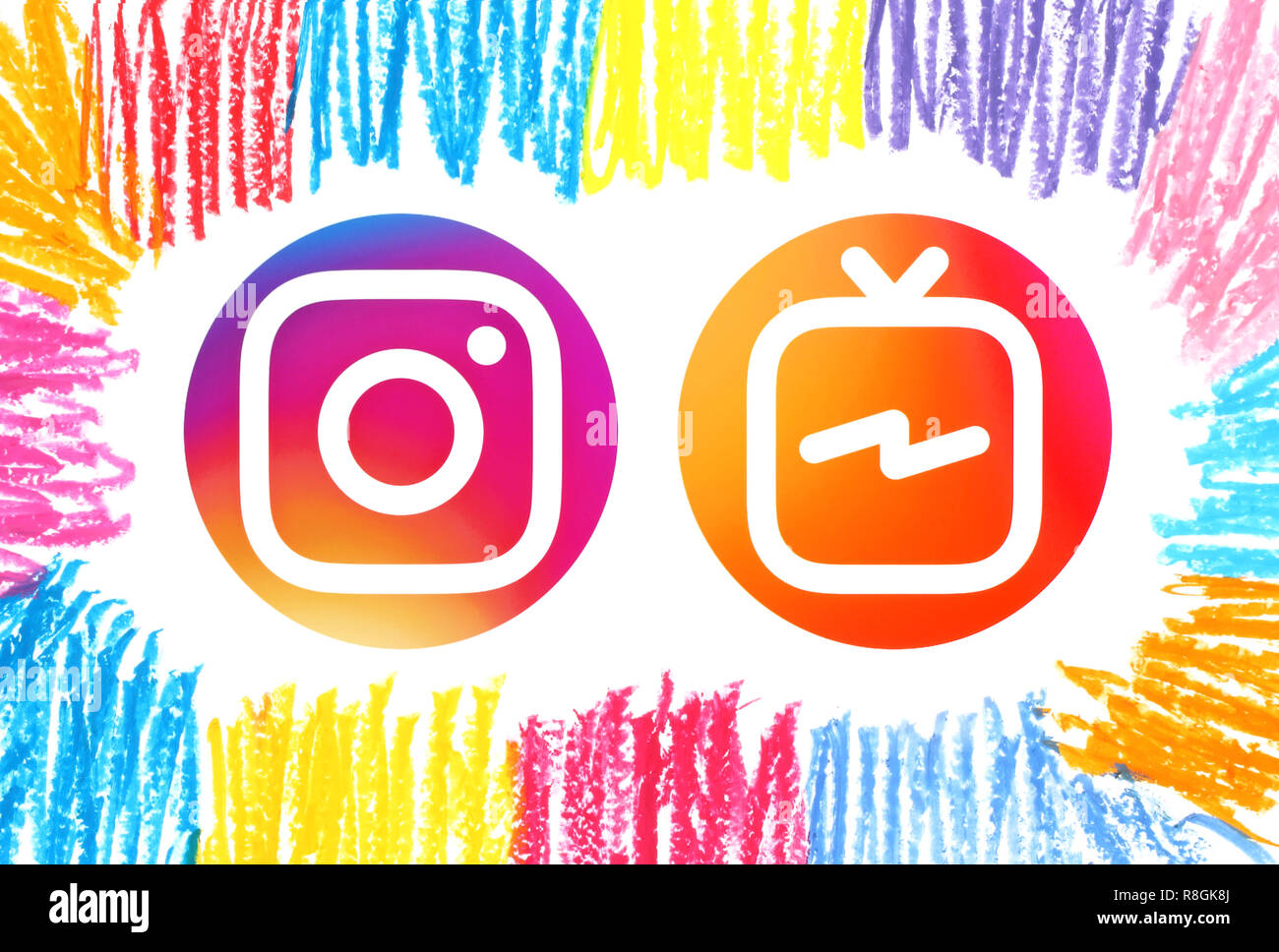 Kiev, Ukraine - 16 novembre 2018 : Cercle Instagram Instagram et plat (IGTV) icônes imprimées sur papier pastel avec art frame dessiné à la main Banque D'Images