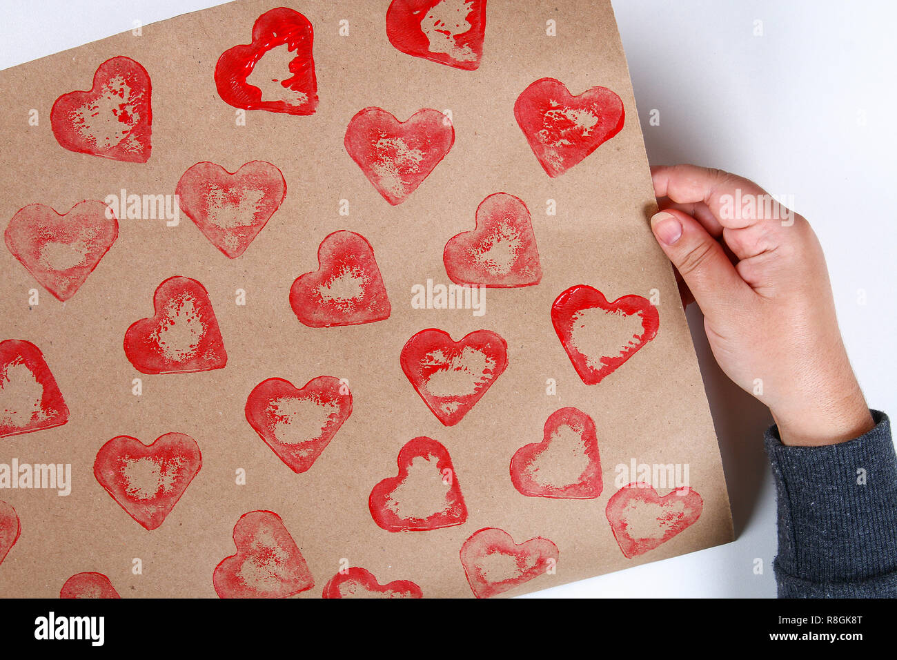 Diy. L'emballage de cadeaux pour la Saint-Valentin. Cadeaux de papier kraft  et de pommes de terre en forme de timbre coeur et rouge faire vous-même le  14 février. Vue supérieure o Photo