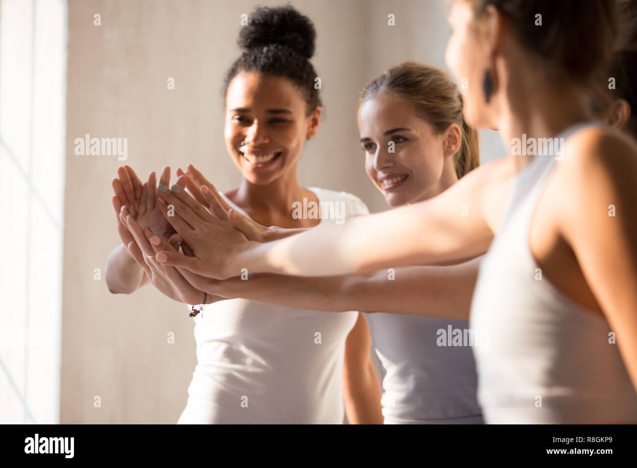 Les femmes mettant les mains ensemble, Close up l'accent sur palms Banque D'Images