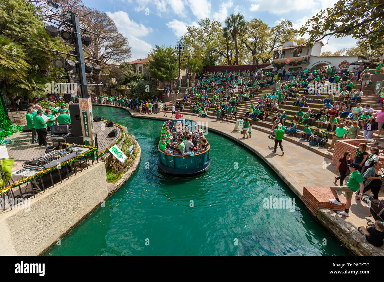 SAN ANTONIO, TEXAS - 17 mars 2017 - Les gens se sont réunis pour regarder la St Patrick Day Parade" de la rivière de San Antonio, Texas. Banque D'Images