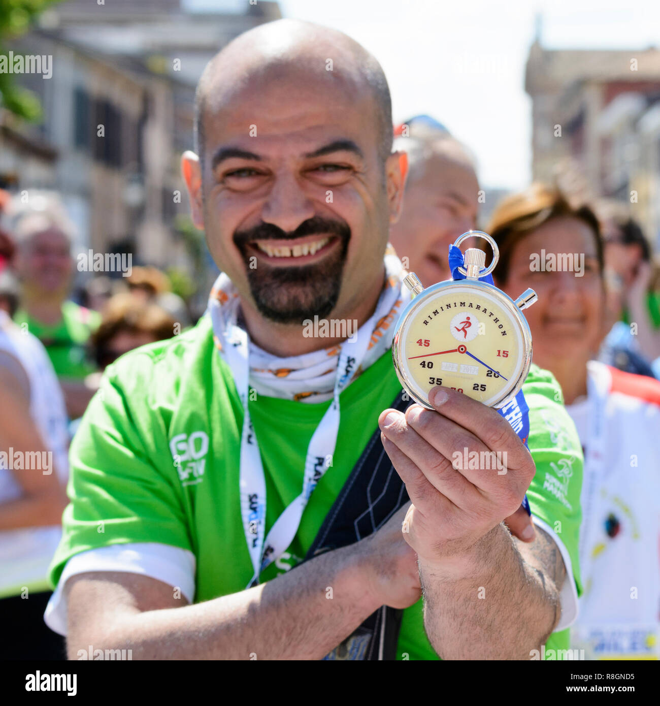 RIMINI, ITALIE - 30 avril 2017 : un volontaire montre la médaille du module de finition et sourit. Banque D'Images