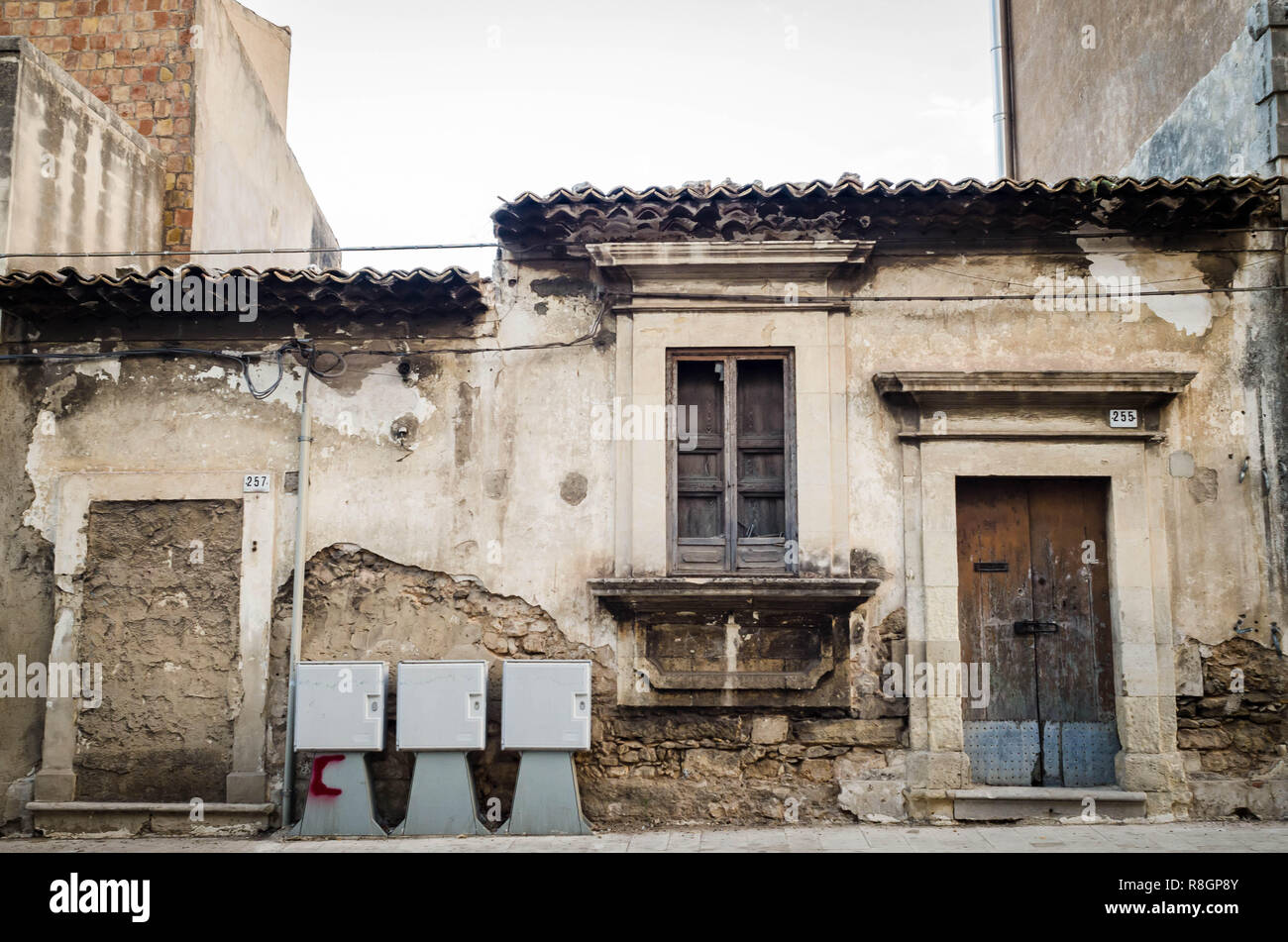 Une vieille maison projetée dans l'avenir. Contraste entre l'antique et futuriste. Vue horizontale Banque D'Images