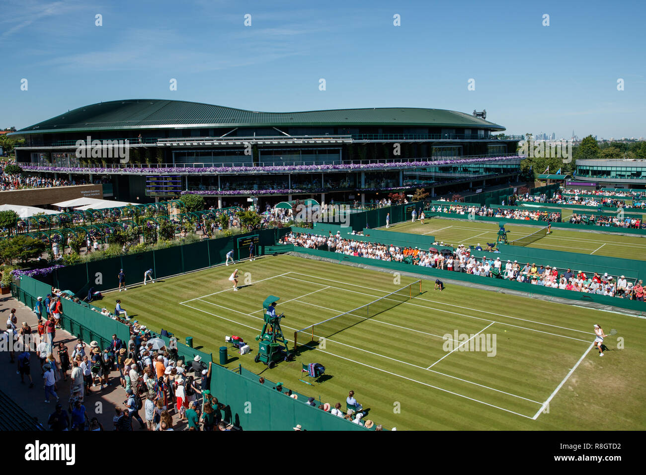 Vue générale d'un tribunal et 14 à l'All England Lawn Tennis Club, accueil à Wimbledon Banque D'Images