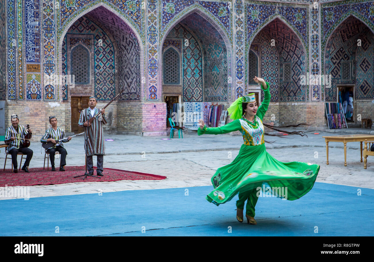 La danse traditionnelle, folklore, spectacle, spectacles, performances, dans la cour de Sher Dor,Medressa, madrasa Reghistan, Samarkand, Ouzbékistan Banque D'Images