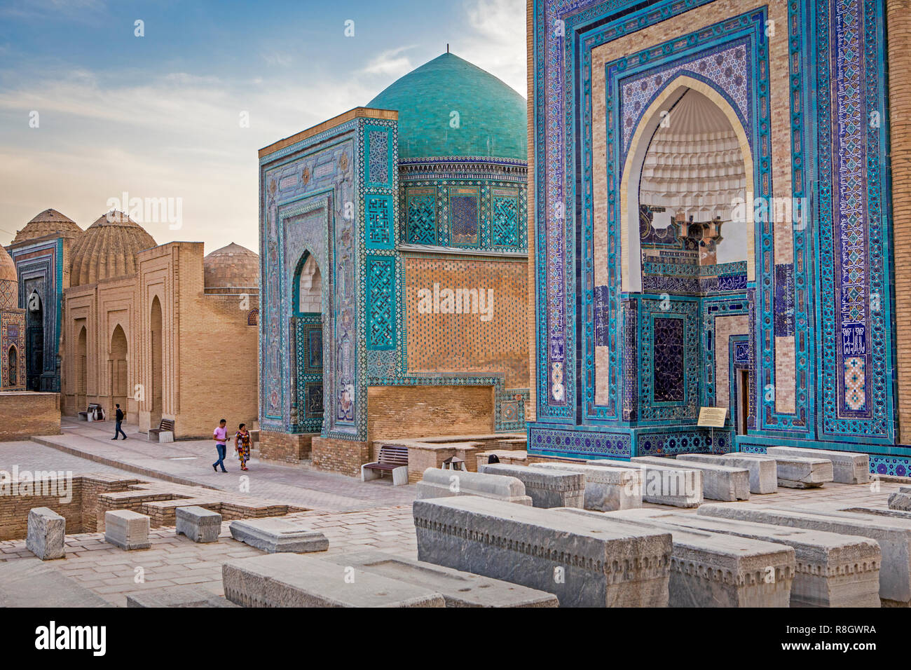 Droit à Ulugh Sultan Begim, mausolée au milieu Ustad Ali mausolée, et à l'Alose gauche-i-Mulk Aqa , mausolée Shah-i-Zinda Samarkand, complexes, UZB Banque D'Images