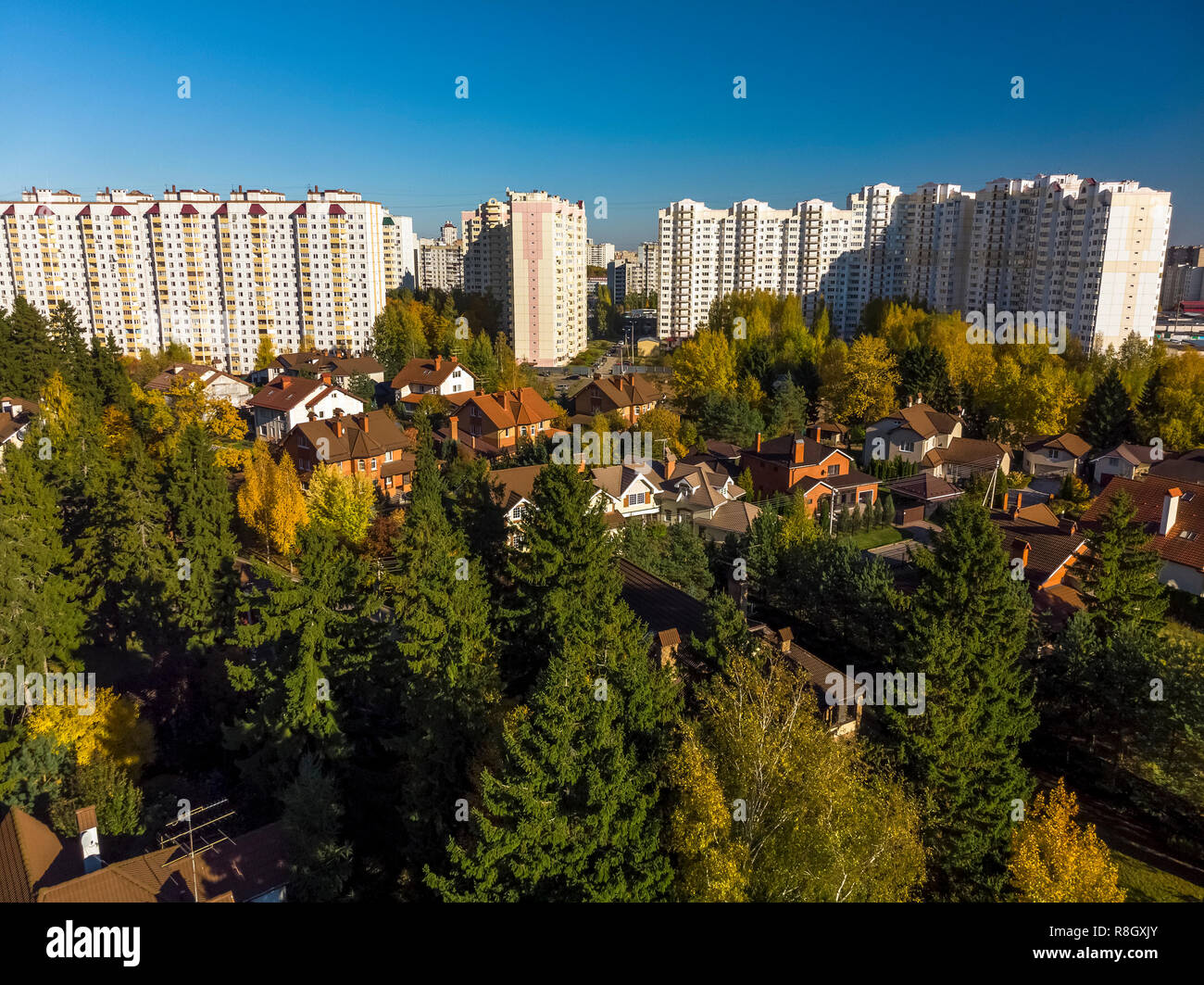 Cottage village près de ville de Moscou, Russie Banque D'Images