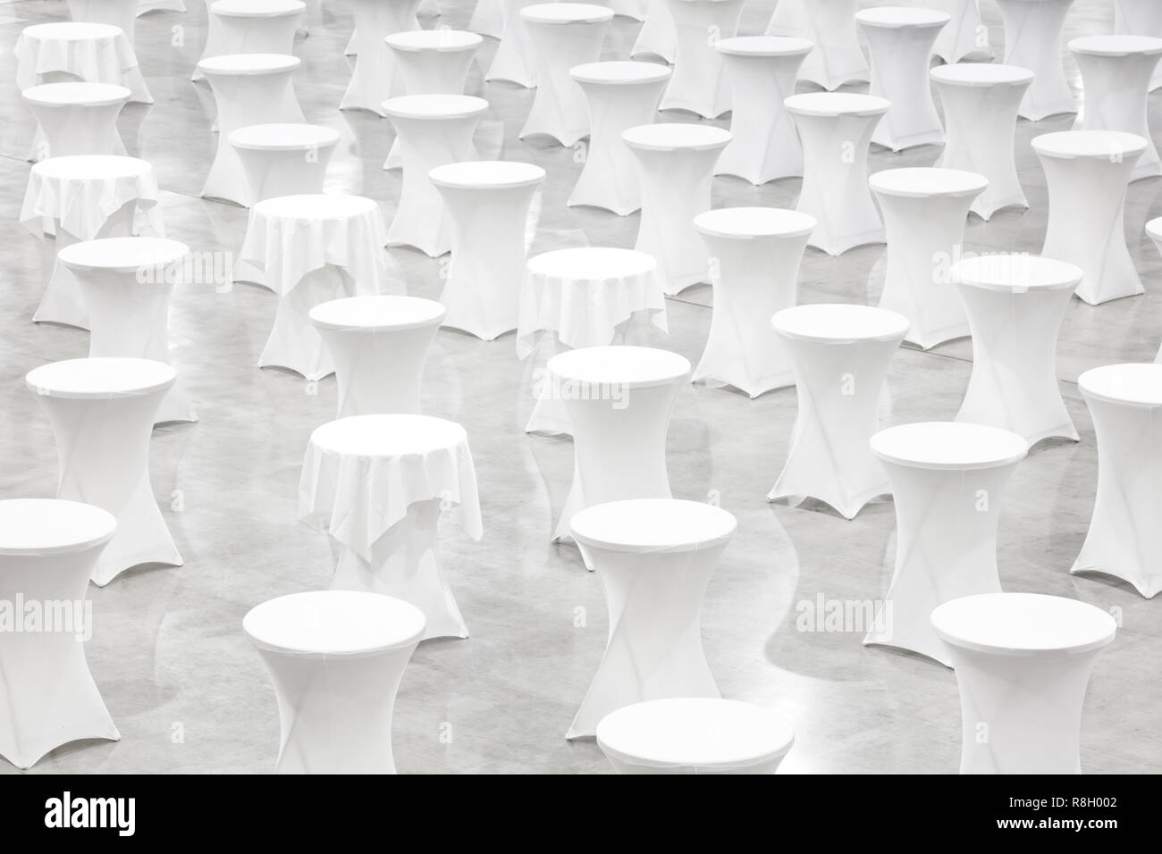 De nombreuses tables rondes blanches, célébration, concept concept concept de conférence, banquet, texture background, vierge Banque D'Images