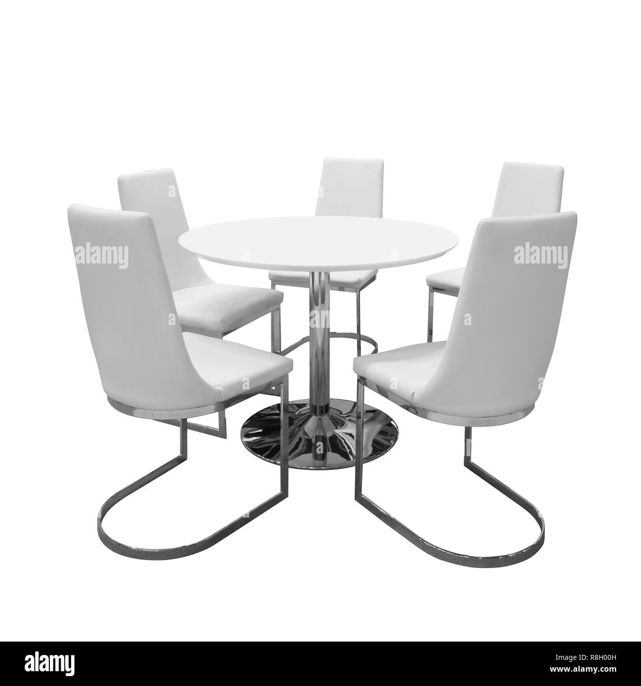 Cinq chaises blanches autour de table blanc circulaire avec personne, isolé sur fond blanc Banque D'Images