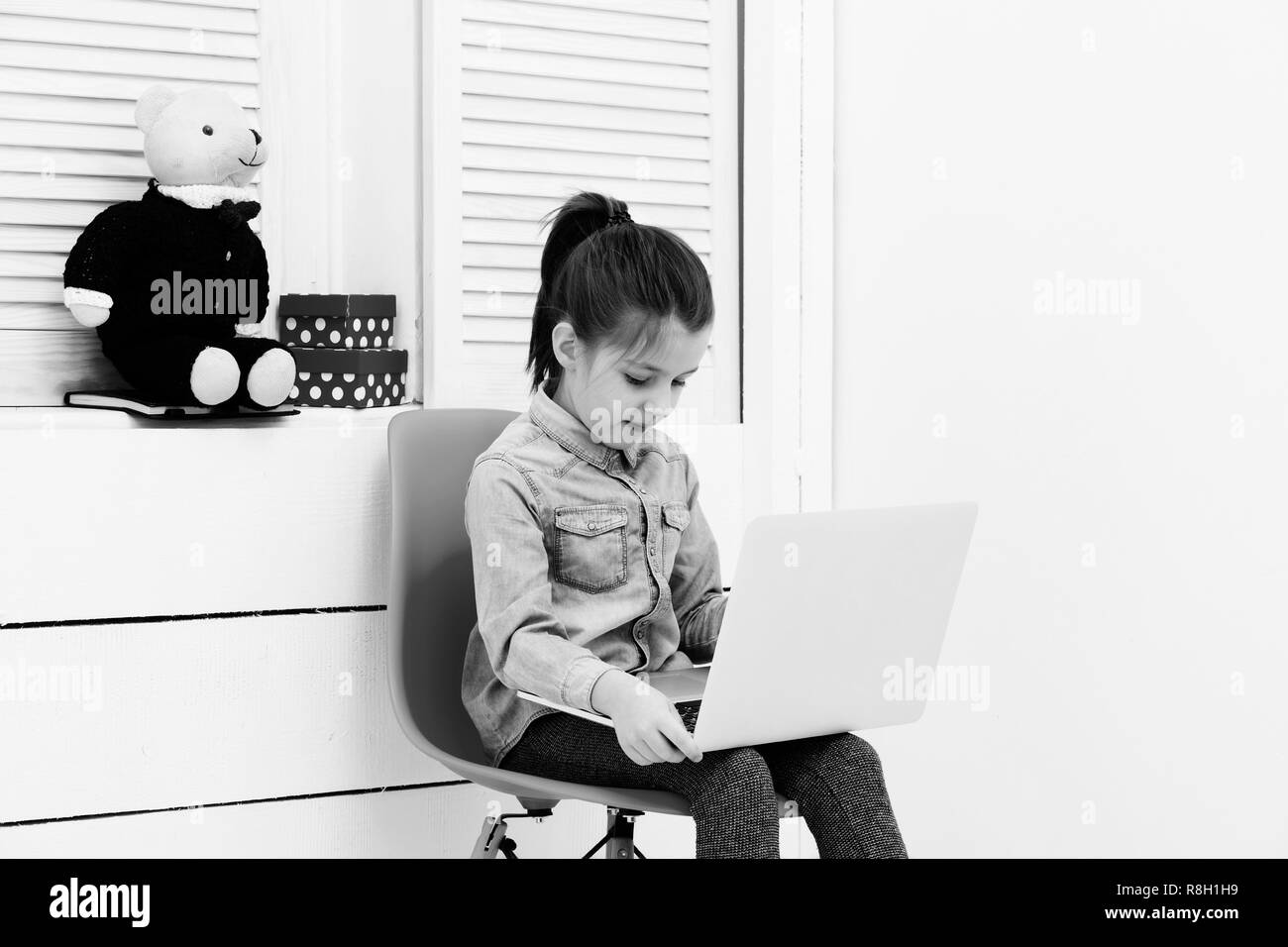 Kid, Girl with laptop visage pensif Banque D'Images