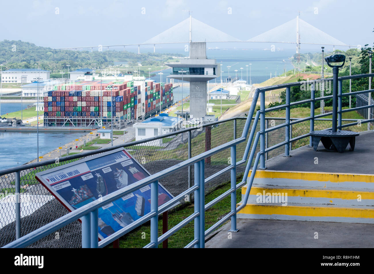 Vue du balcon typique de canal de Panama prête Visitor Centre Banque D'Images
