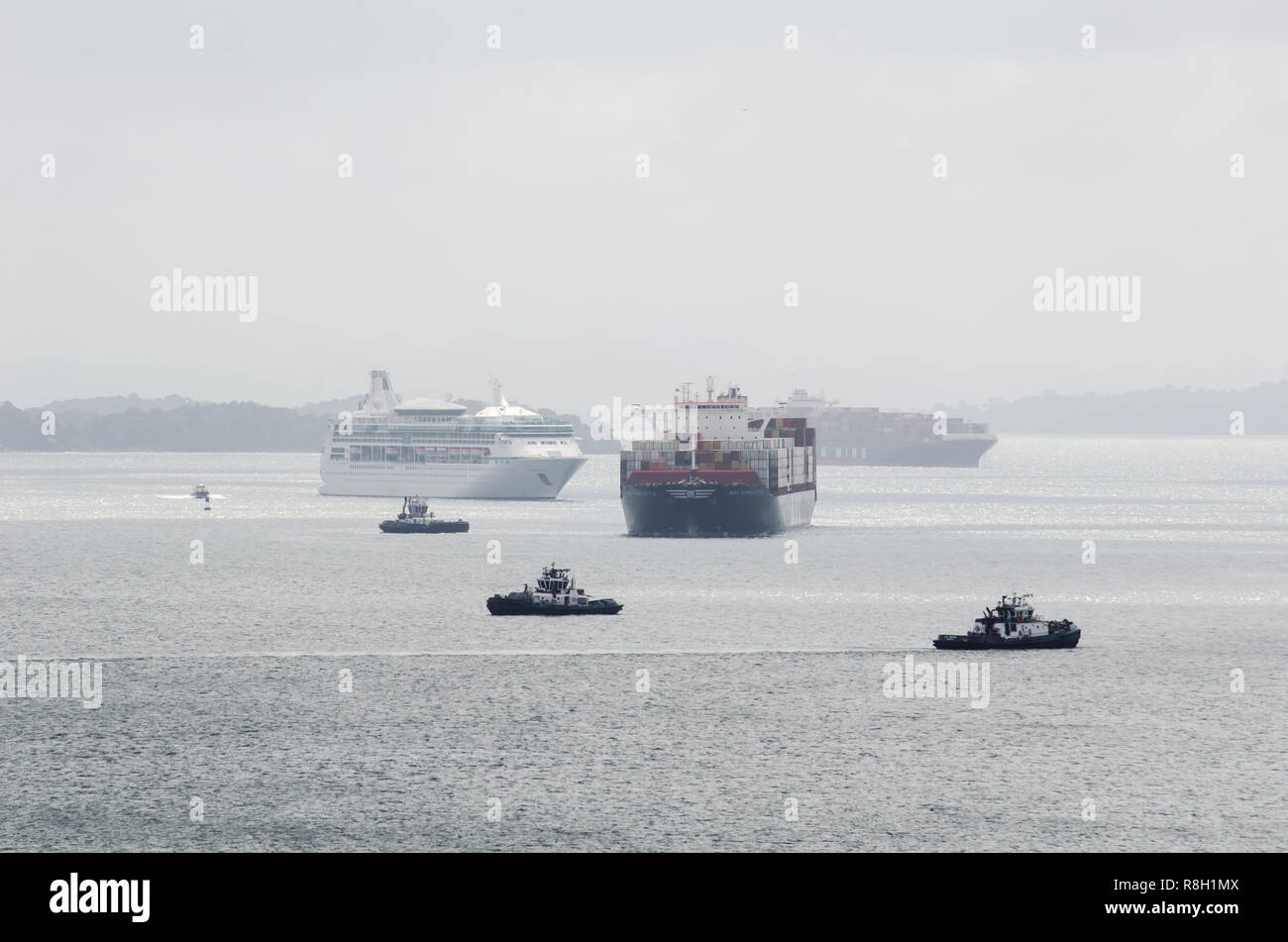 Navires en attente pour son transit par le Canal de Panama à la côte caraïbe. Banque D'Images