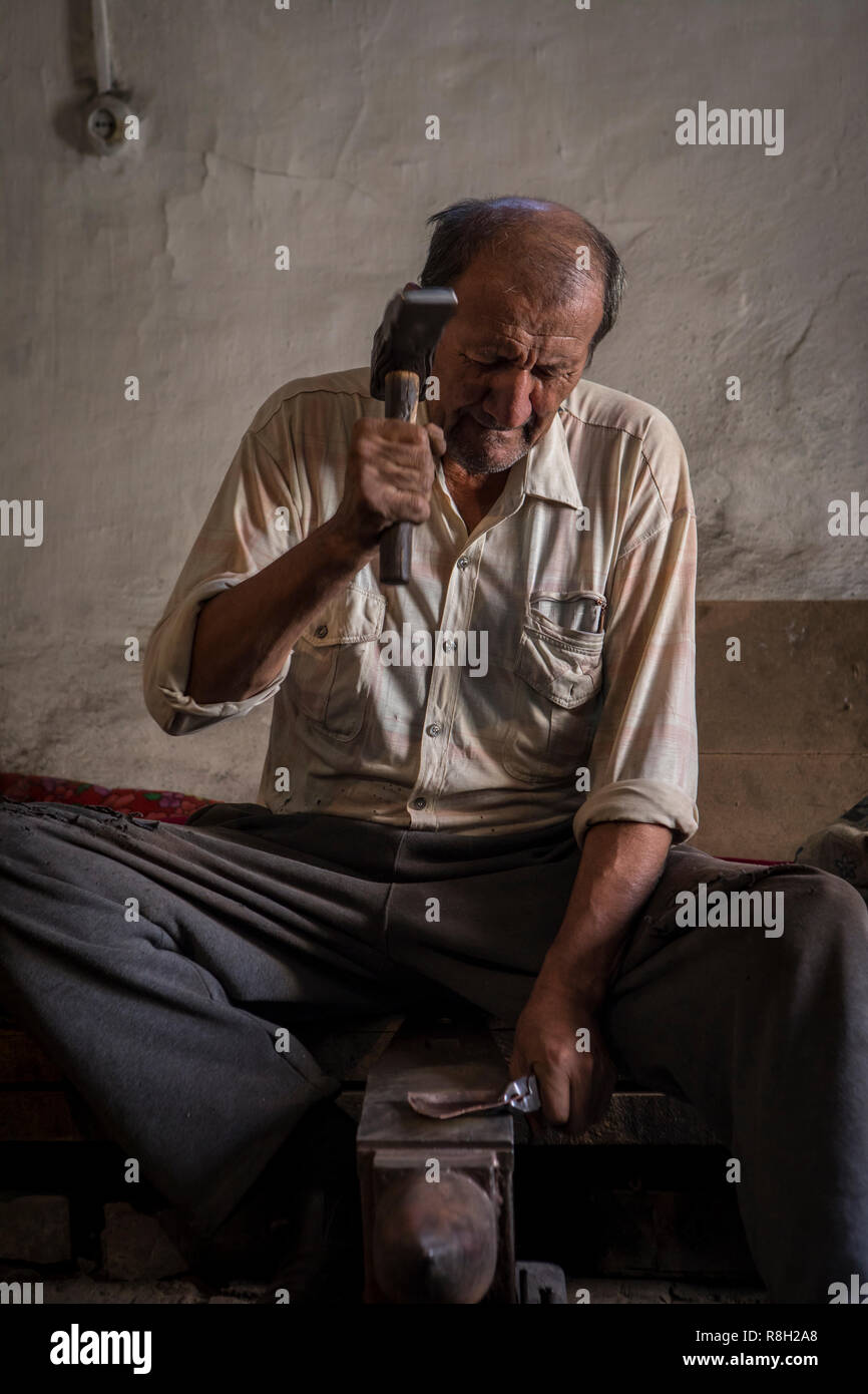 Artisan travaillant dans une forge, Khiva, Ouzbékistan Banque D'Images