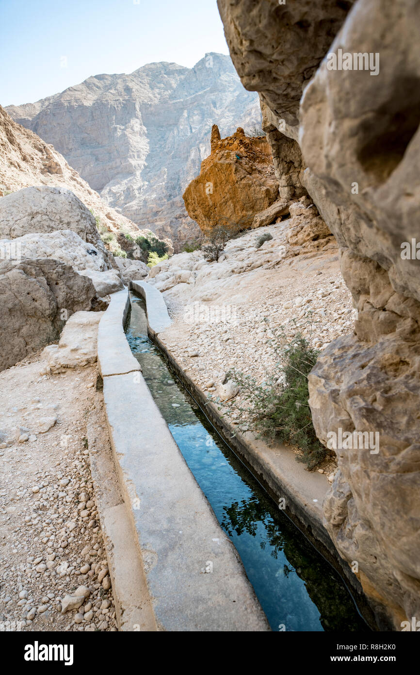 Système d'irrigation et plantations dans le canyon de Wadi Shab, Tiwi, Sultanat d'Oman, Moyen-Orient, Banque D'Images