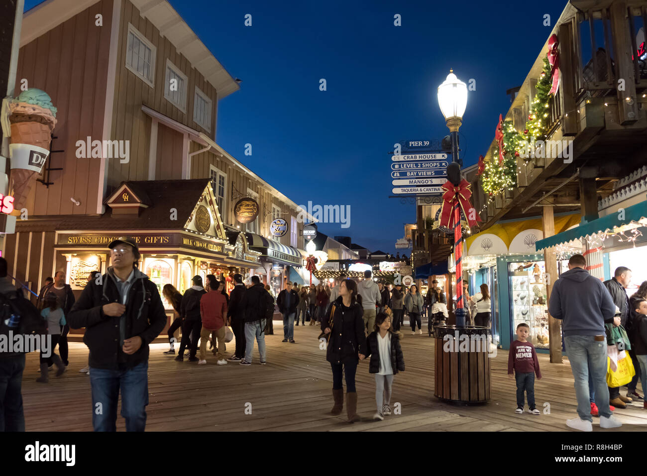 Pier 39 en soirée à San Francisco, Californie Banque D'Images