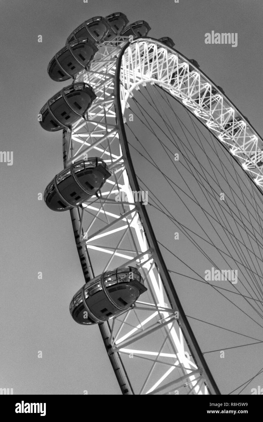 Un gros plan pris sur le London Eye au cours de vacances dans la ville de Londres en noir et blanc Banque D'Images