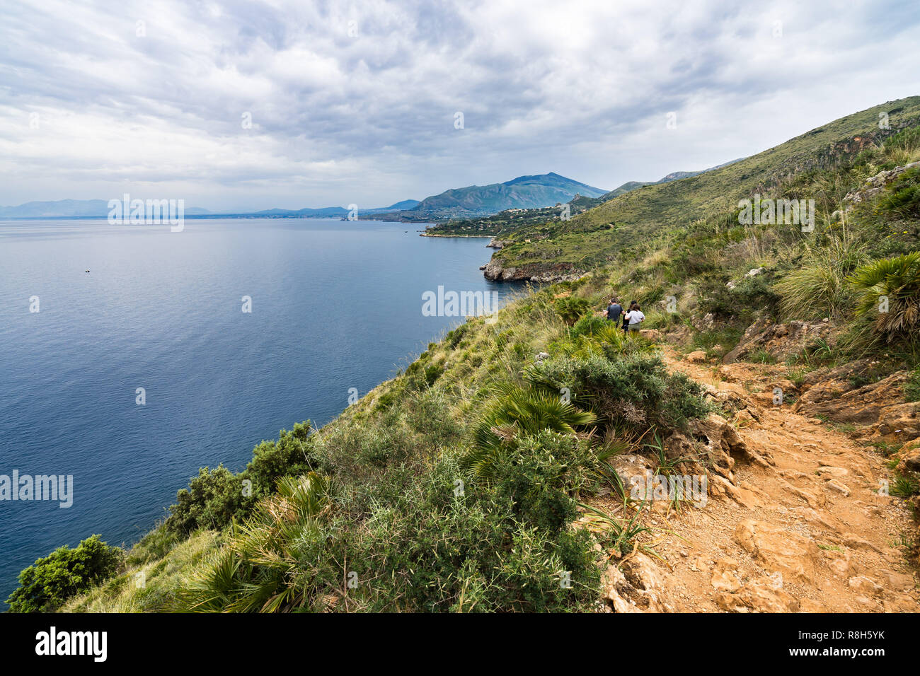 Sentier littoral donnant sur la mer Méditerranée à Zingaro, San Vito Lo Capo, Sicile, Italie Banque D'Images