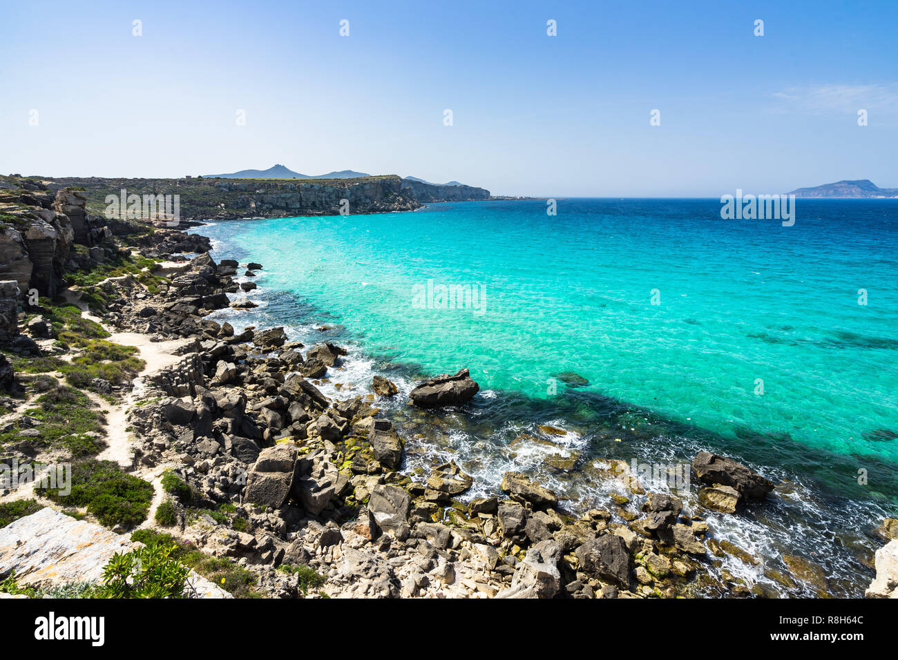 Belle ensoleillée de paysage marin de la baie de Cala Rossa à Favignana célèbre pour ses eaux cristallines, Îles Égades, Sicile, Italie Banque D'Images