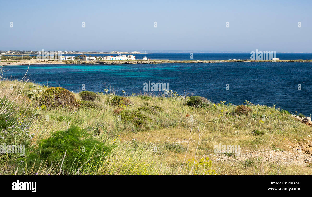 Paysage marin méditerranéen de Favignana littoral avec Punta Longa village littoral et la Sicile à l'arrière-plan, les îles Égades, Sicile, Italie Banque D'Images