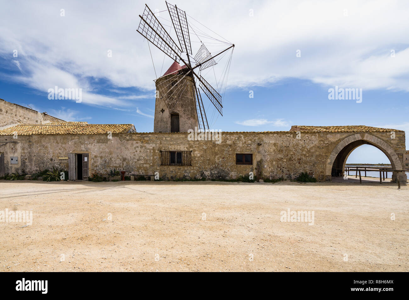 Ancien moulin à vent typique qui abrite maintenant un musée du sel (Museo del Sale) au sel de Trapani, Sicile, Italie Banque D'Images