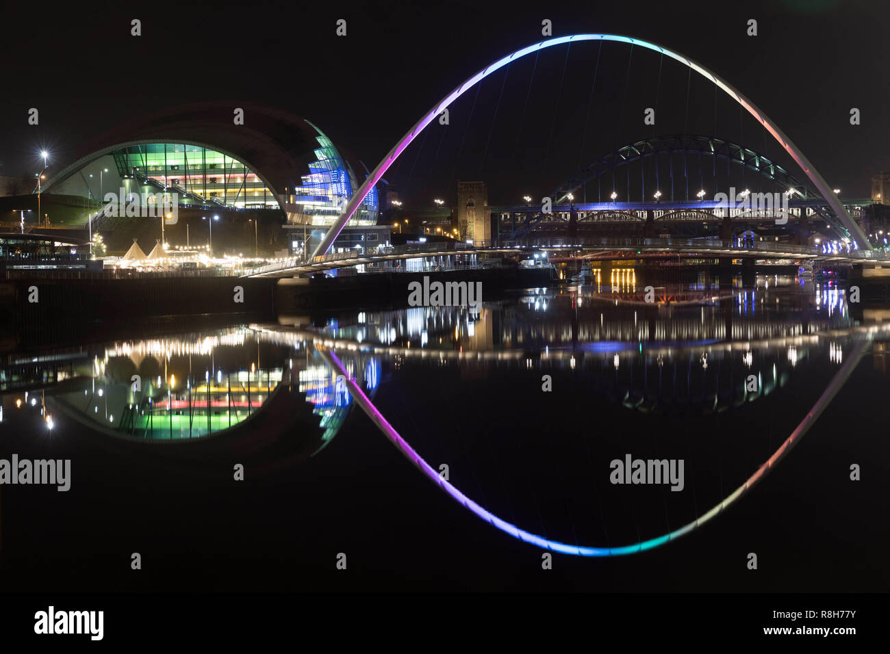 La rivière Tyne par nuit, avec le Gateshead Millennium Bridge, Sage, et au loin les autres ponts sur la rivière Banque D'Images