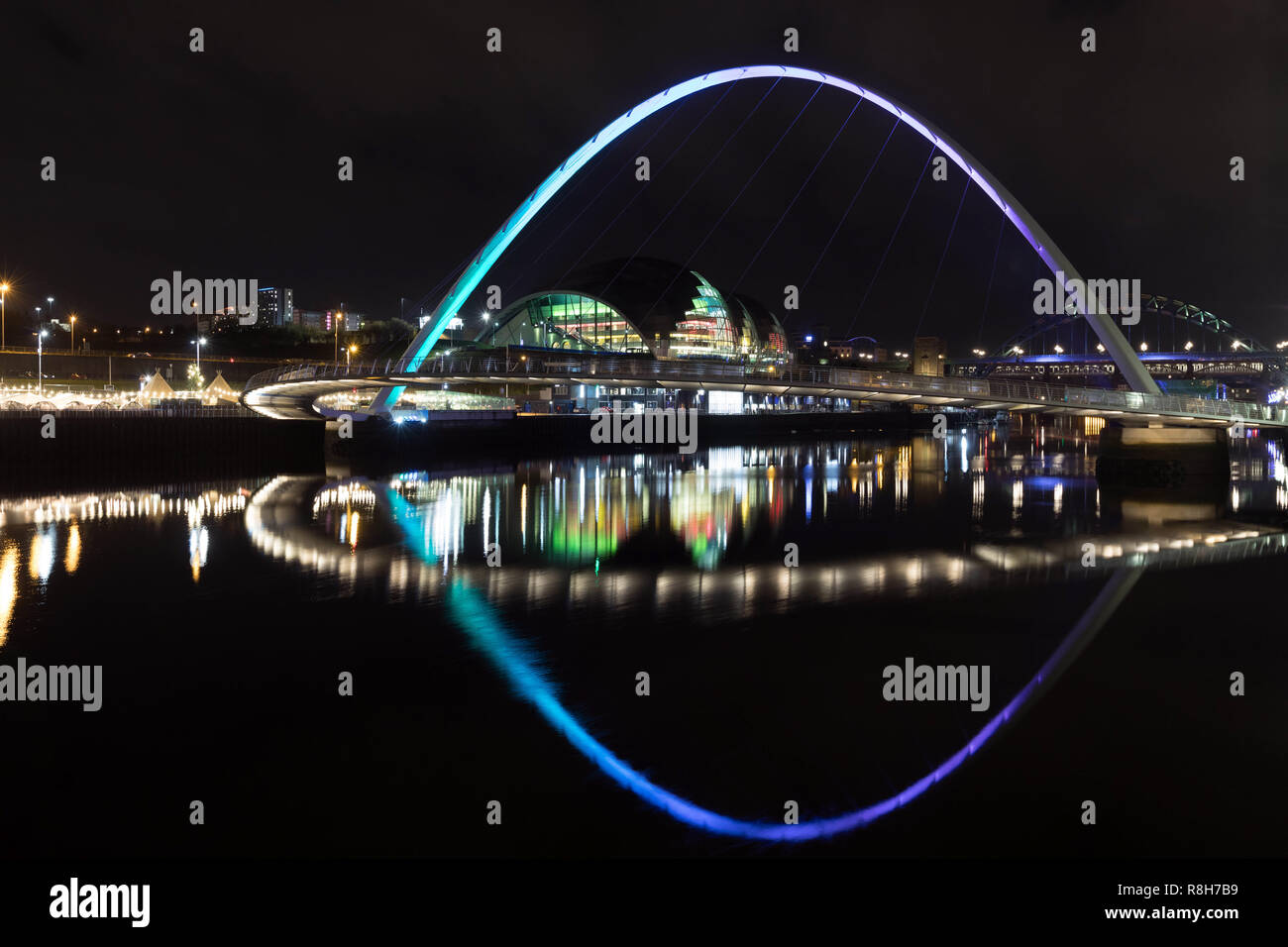 Le Gateshead Millennium Bridge, la rivière Tyne et sage, par nuit Banque D'Images