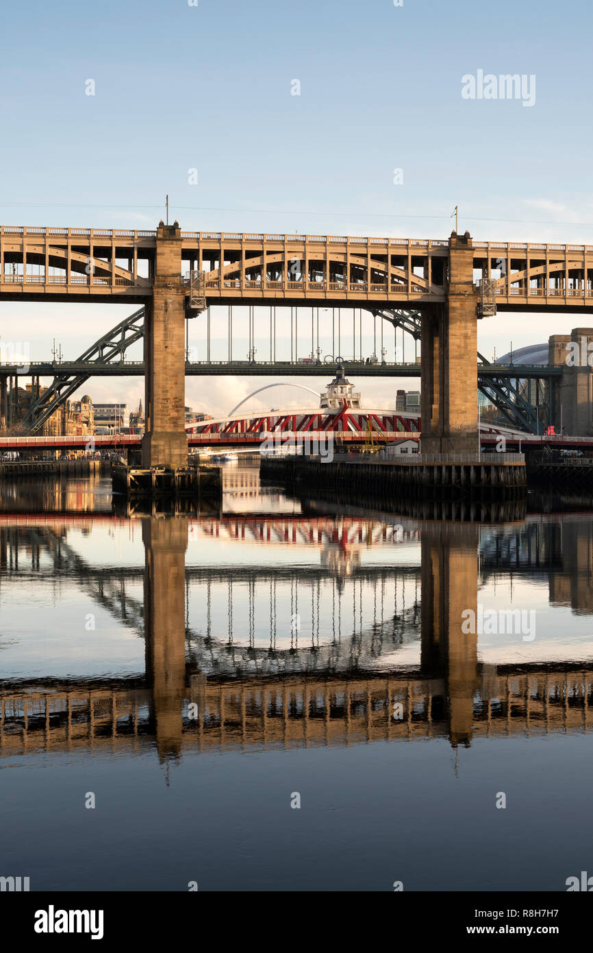 Le High Level Bridge et ponts Tyne reflète dans la rivière, Newcastle upon Tyne, England, UK Banque D'Images