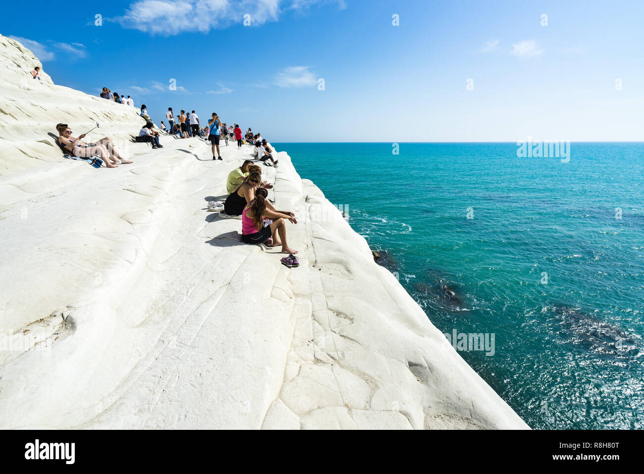 Les touristes à la Scala dei Turchi bénéficiant d'une belle vue sur les eaux turquoises de la mer Méditerranée, Realmonte, province d'Agrigente, Sicile, Italie Banque D'Images