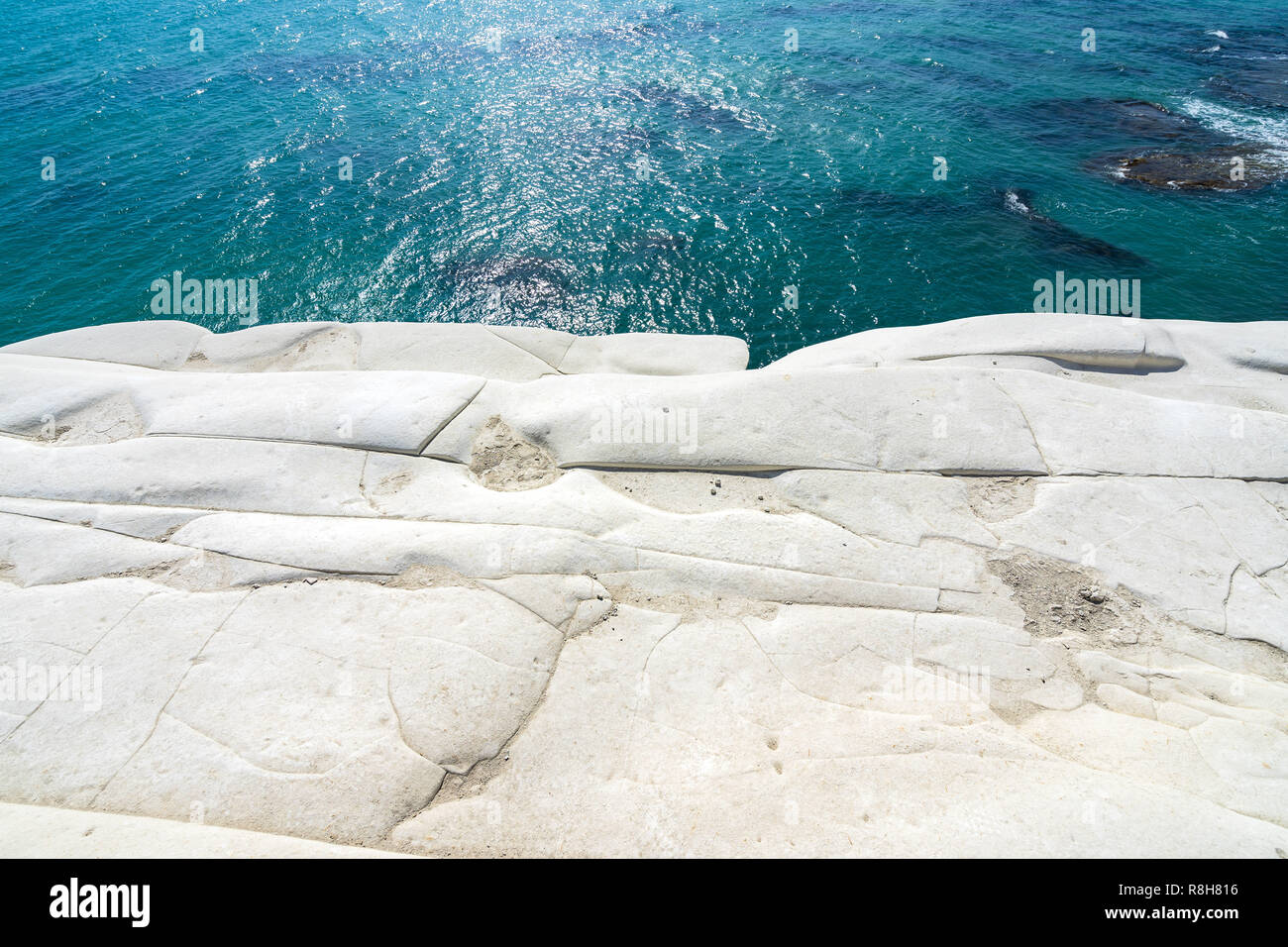 Gros plan de la avec les roches de la Scala dei Turchi et eaux turquoises de la mer Méditerranée, Realmonte, province d'Agrigente, Sicile, Italie Banque D'Images