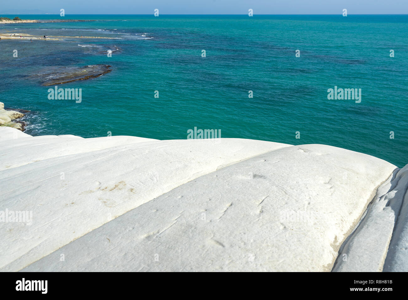 Gros plan de la avec les roches de la Scala dei Turchi et eaux turquoises de la mer Méditerranée, Realmonte, province d'Agrigente, Sicile, Italie Banque D'Images