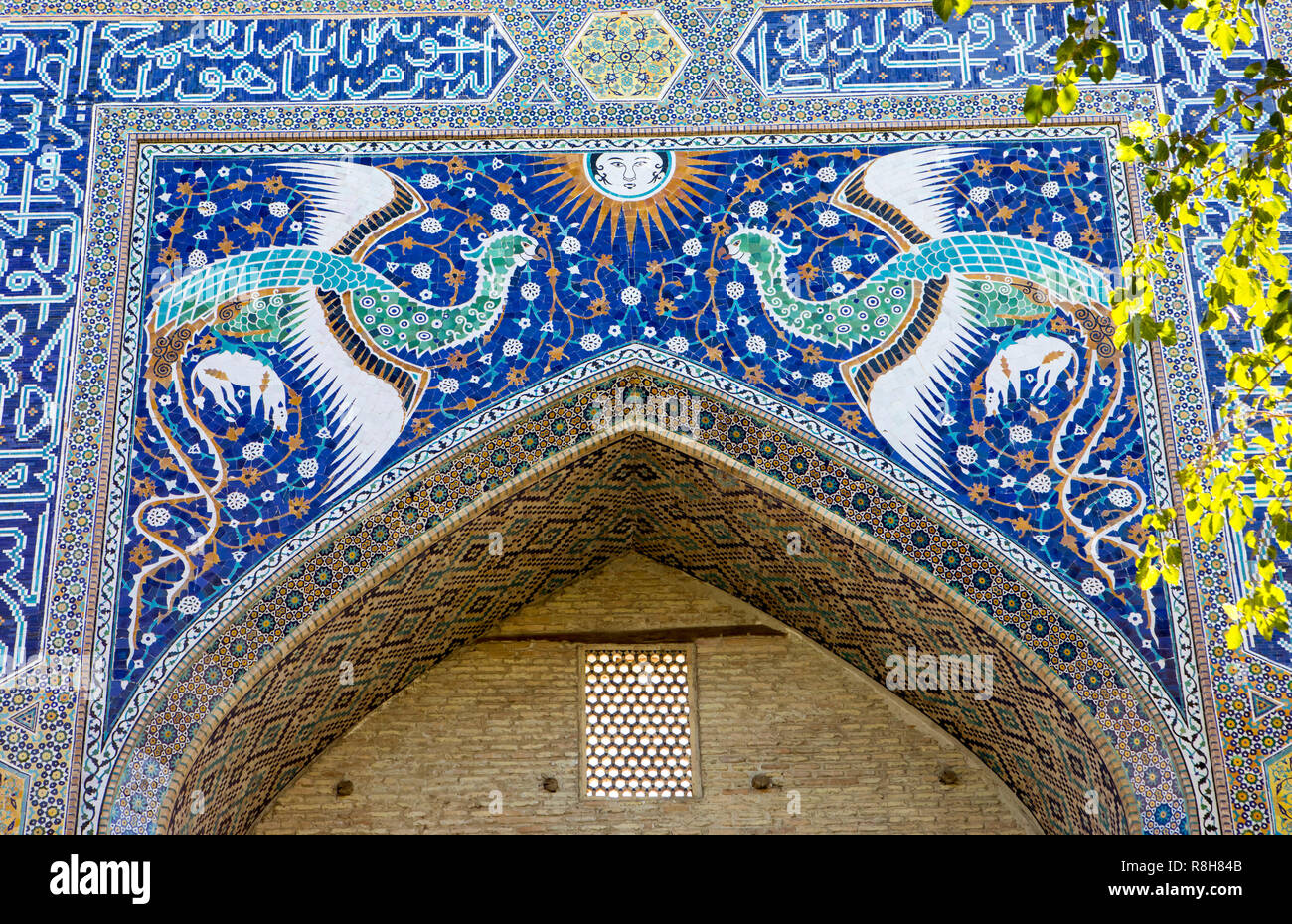 Détail, l'ornementation, porte principale de Nadir Divan begi Madrasa, Boukhara, Ouzbékistan Banque D'Images