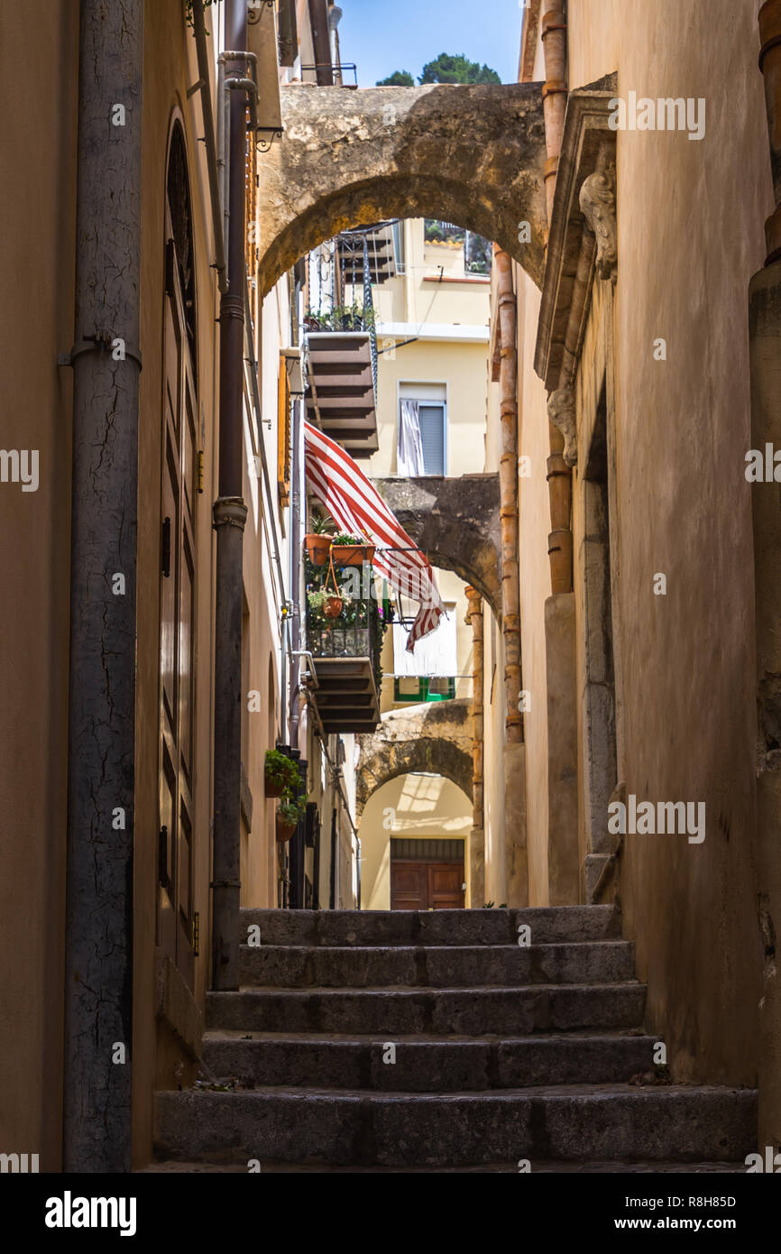 Dans un étroit escalier typique dans le centre historique de Cefalù, province de Palerme, Sicile, Italie Banque D'Images