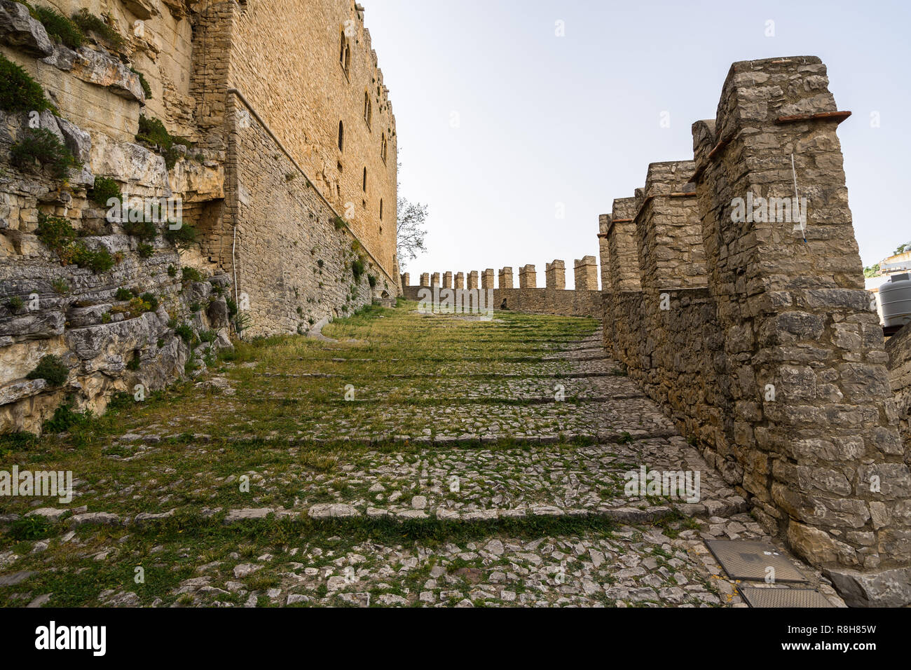 Le long de l'escalier des murs du château médiéval Caccamo, Sicile, province Palerme, Italie Banque D'Images