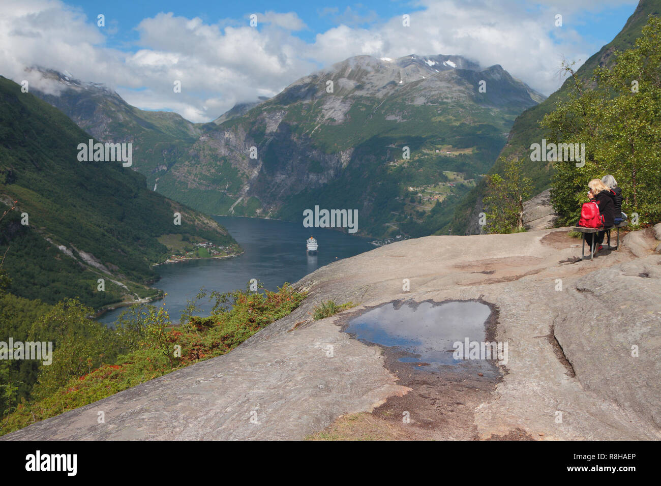 Sur le pont d'observation, sur les montagnes et fjord. Geiranger, Norvège Banque D'Images