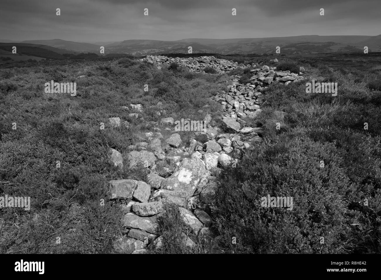 Vue sur Eyam Moor Stone Circle et Barrow, Eyam Village, parc national de Peak District, Derbyshire, Angleterre, RU Banque D'Images