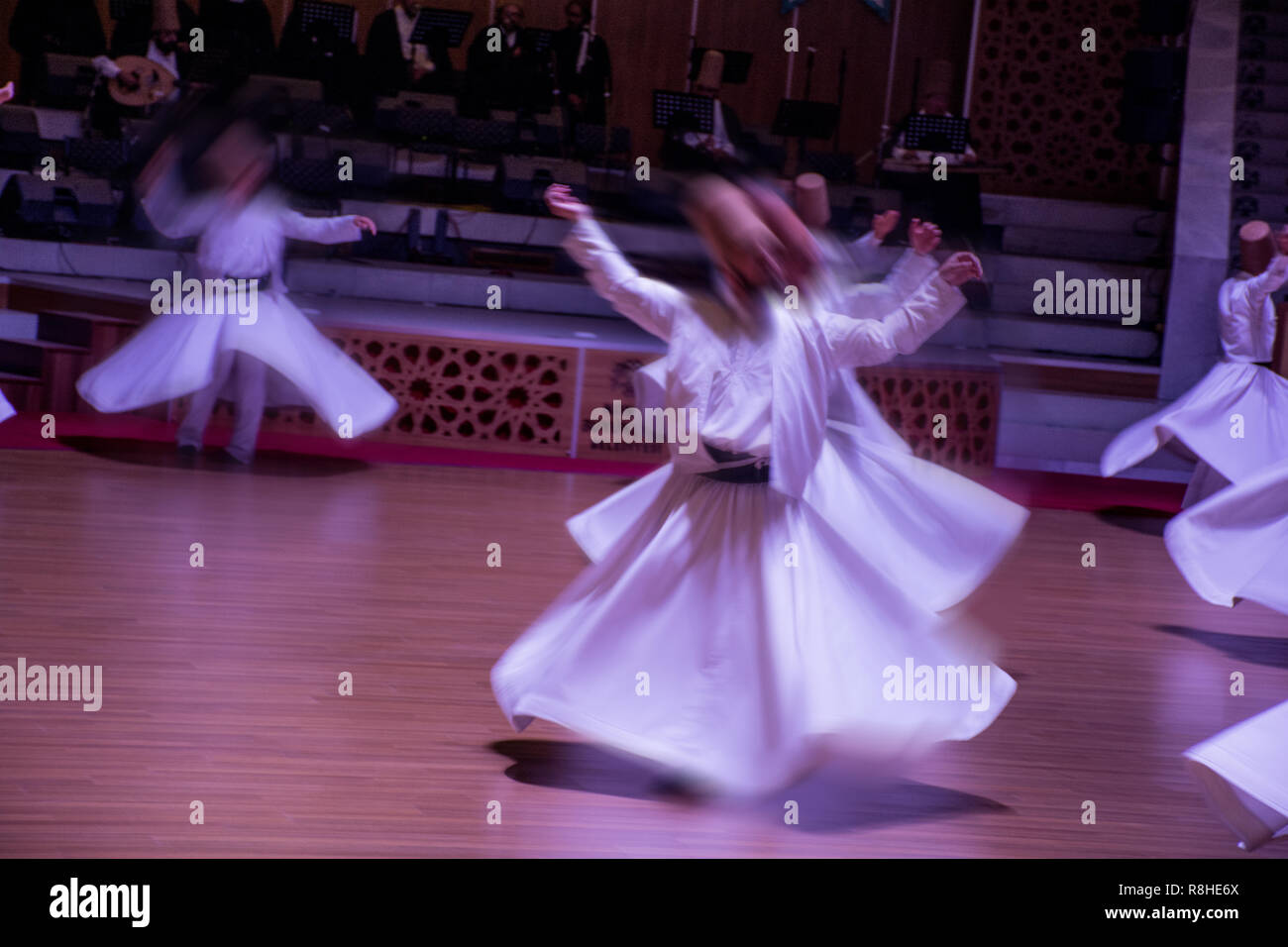 Tournoiement soufi derviche (Semazen) danse à Konya en Turquie. Banque D'Images