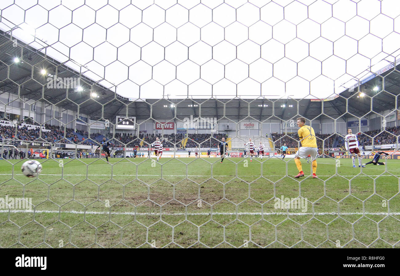 Paderborn, Allemagne. Le 15 décembre, 2018. Soccer : 2ème Bundesliga, SC Paderborn 07 - SG Dynamo Dresde, 17e journée à l'Aréna de Benteler. Paderborn est buteur Ben Zolinski (r) a marqué le but à 1-0 contre le gardien Markus Schubert (3e à partir de la droite) de Dresde. Credit : Friso Gentsch/DPA - NOTE IMPORTANTE : en conformité avec les exigences de la DFL Deutsche Fußball Liga ou la DFB Deutscher Fußball-Bund, il est interdit d'utiliser ou avoir utilisé des photographies prises dans le stade et/ou la correspondance dans la séquence sous forme d'images et/ou vidéo-comme des séquences de photos./dpa/Alamy Live News Banque D'Images