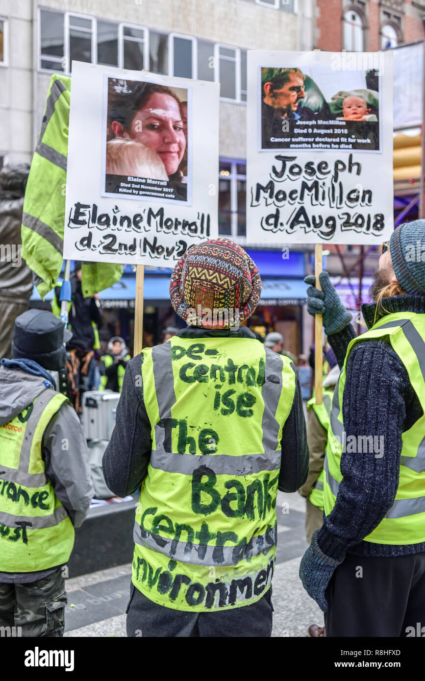 Nottingham, Royaume-Uni. 15 décembre 2018. Gilet jaune à recueillir des manifestants coin des orateurs un plagiaire gilets jaunes à Nottingham le militant s'appelant à la fin de l'austérité. Crédit : Ian Francis/Alamy Live News Banque D'Images