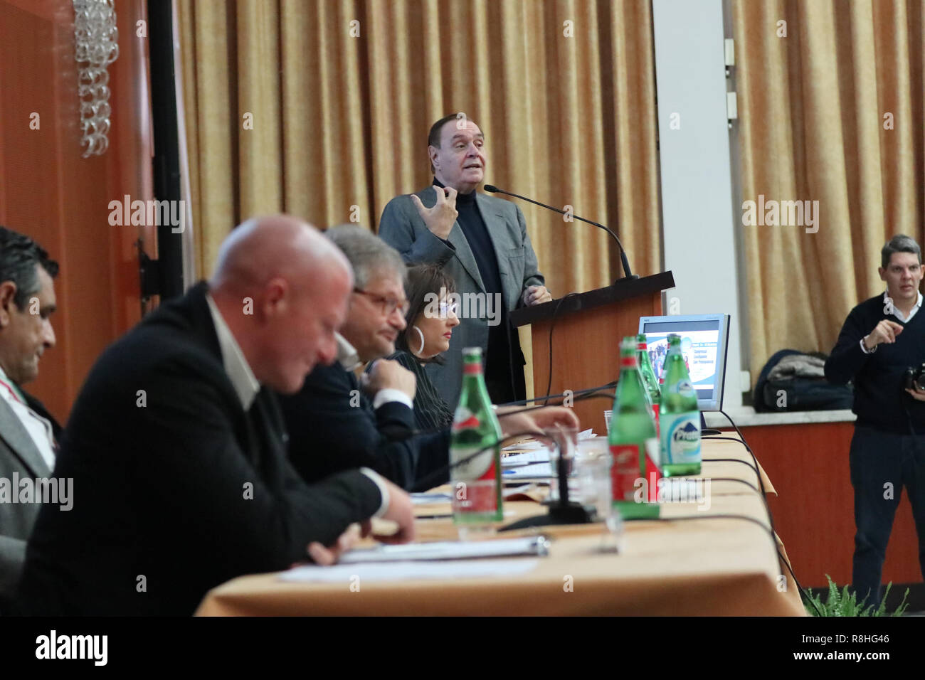 15 décembre 2018 - 15-12-2018 Centre des congrès de la gare maritime, Naples - Italie.Policy.Présentation de la nouvelle partie nommée l'PROTAGONISTE.Dans l'image : l'ancien ministre et maire de Bénévent sur maintenant. Clemente Mastella Crédit : Fabio Sasso/ZUMA/Alamy Fil Live News Banque D'Images