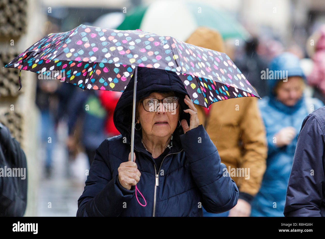 Bath, Royaume-Uni. 15 Décembre, 2018. Avec seulement deux autres week-ends jusqu'à Noël en centre-ville de Bath sont représentés comme ils brave forte pluie. Les analystes prévoient que la vente au détail dans les magasins footfall sera de 4 pour cent de moins que l'an dernier et de nombreux négociants ont déjà lancé leurs ventes bien avant Noël afin d'attirer les clients. Credit : Lynchpics/Alamy Live News Banque D'Images