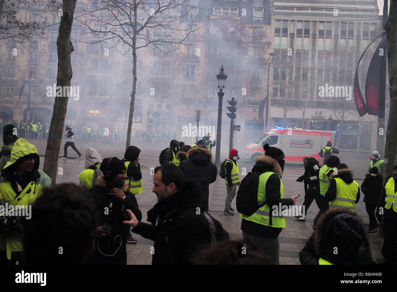 Paris, France. 15 décembre 2018. Les ambulances sont victimes d'affrontements se précipiter vers les hôpitaux autour, Crédit : Roger Ankri/Alamy Live News Banque D'Images