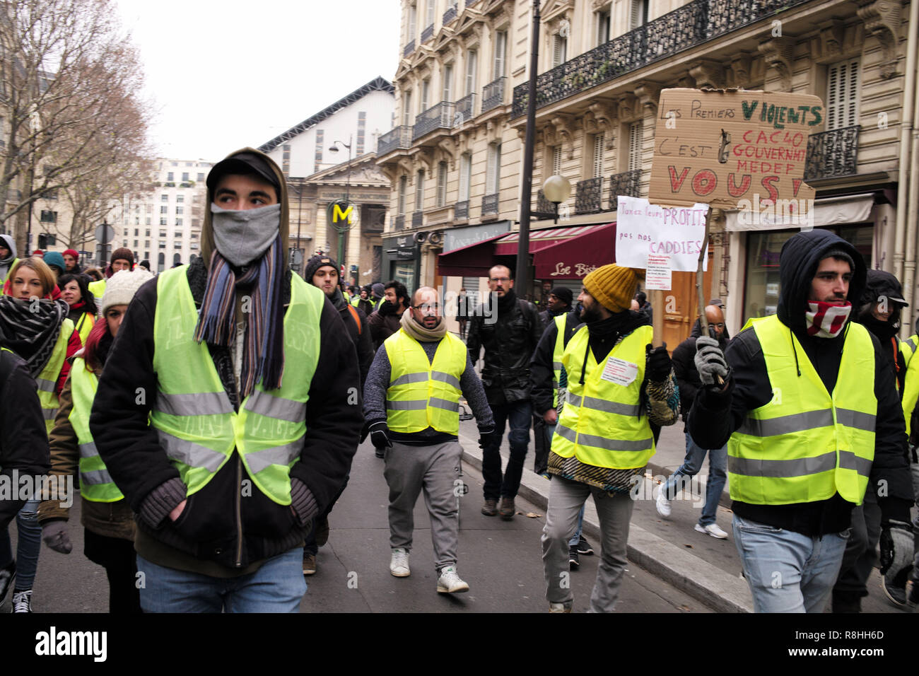 Paris, France. 15 décembre 2018. Contestataires, gilets jaunes, les guêpes jaunes, sont la marche et la démonstration vers l'Avenue des Champs Elysées, de crédit : Roger Ankri/Alamy Live News Banque D'Images