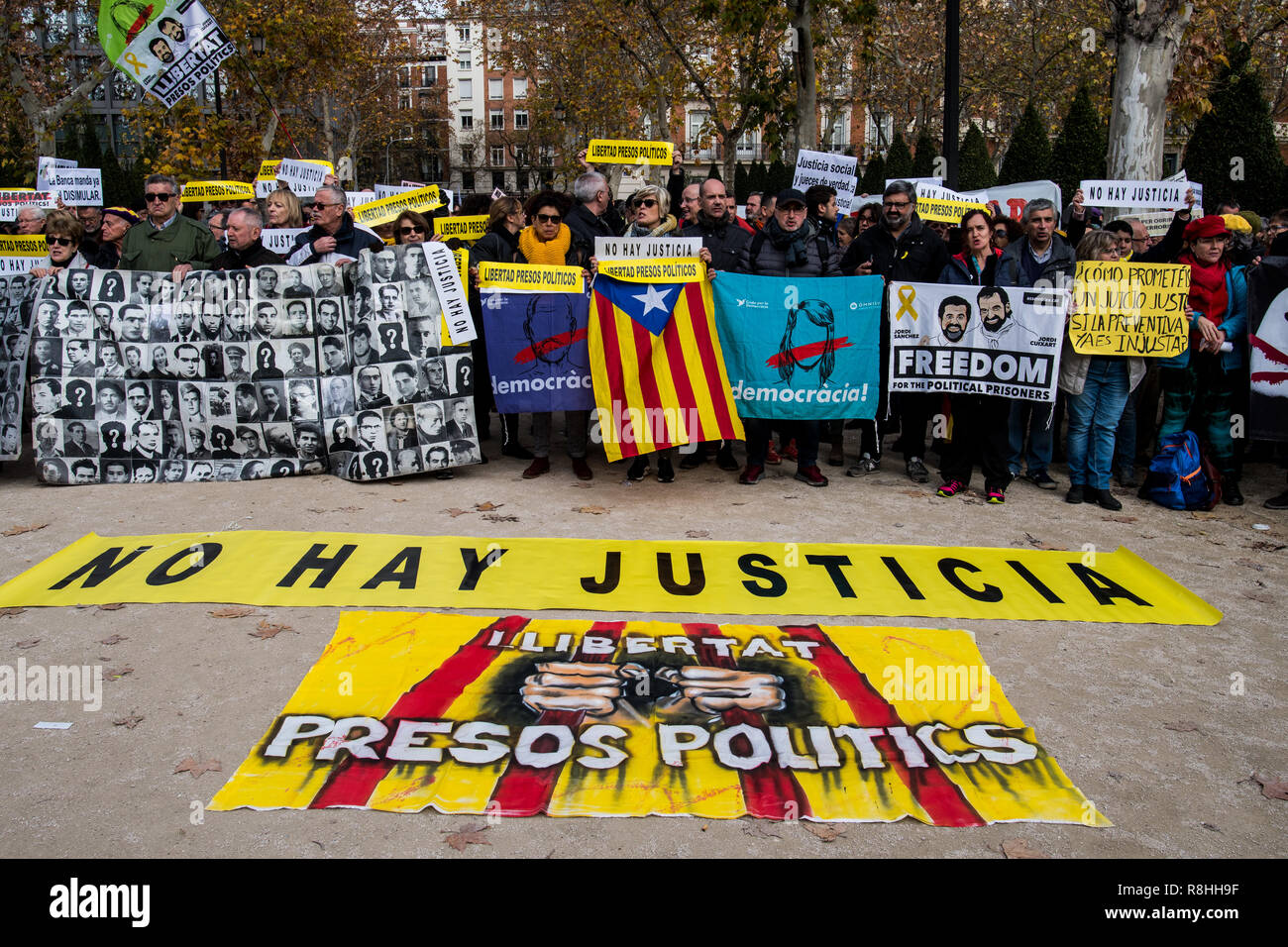 Madrid, Espagne. 15 Dec, 2018. Personnes exigeant la libération des dirigeants séparatistes catalans emprisonné au cours d'une manifestation contre la justice espagnole devant la Cour suprême. Bannières lire : 'Il n'y a pas de justice. La liberté pour les prisonniers politiques". Credit : Marcos del Mazo/Alamy Live News Banque D'Images