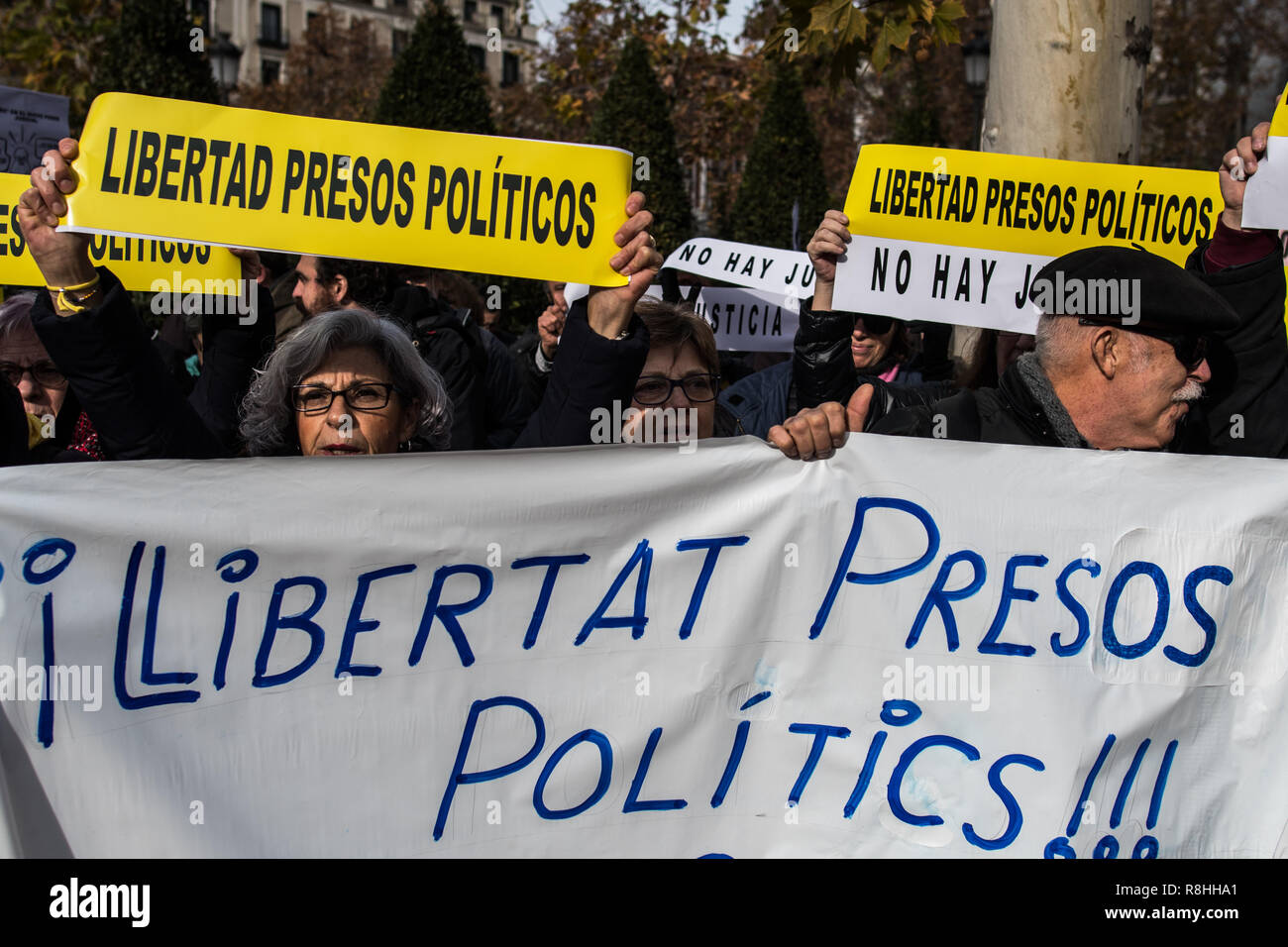 Madrid, Espagne. 15 Dec, 2018. Les gens avec des pancartes que lire : "liberté pour les prisonniers politiques" exigeant la libération des dirigeants séparatistes catalans emprisonné au cours d'une manifestation contre la justice espagnole devant la Cour suprême. Credit : Marcos del Mazo/Alamy Live News Banque D'Images